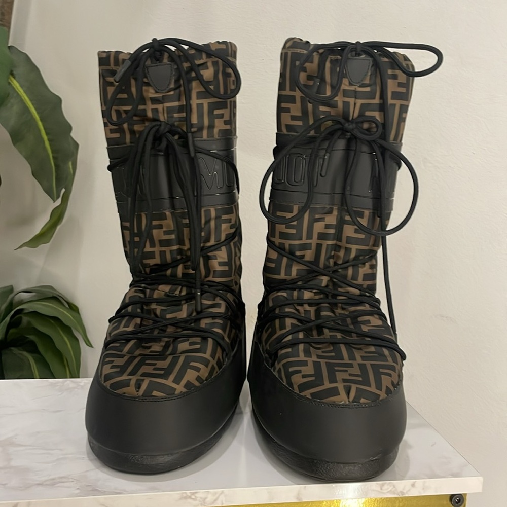 Fendi Moon Boot - Picture 3 of 15